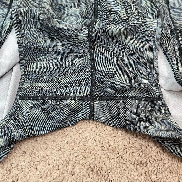 Lululemon Hotty Hot Size 14 Low Rise Short 4" Dimensional Icing Blue Multi Black - Picture 8 of 15